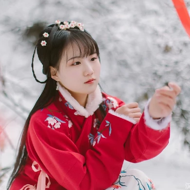 冰雪天地紅衣女生頭像，唯美古風真人頭像