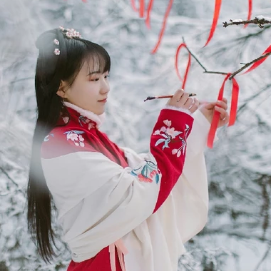 冰雪天地紅衣女生頭像，唯美古風真人頭像