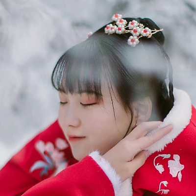 冰雪天地紅衣女生頭像，唯美古風真人頭像
