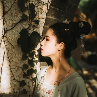 嬌艷帶折扇女生頭像，唯美古風(fēng)真人頭像