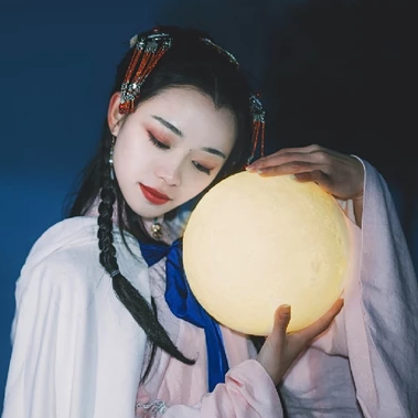 月色下拿燈女生頭像，唯美古風真人頭像
