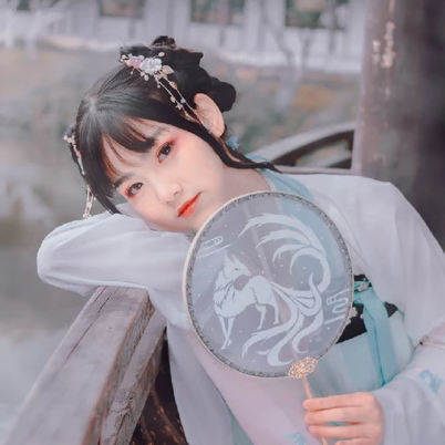 翩翩仙舞帶傘女生頭像，唯美古風真人頭像