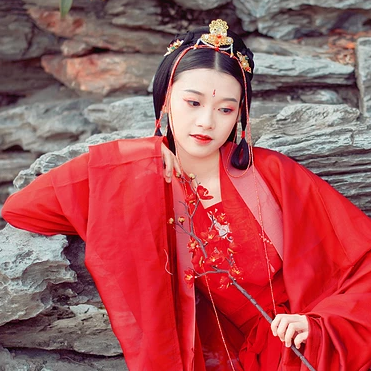 紅梅紅衣女生頭像，唯美古風(fēng)真人頭像
