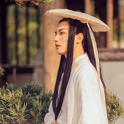 瀟灑喝酒白衣翩翩男生頭像，唯美古風真人頭像