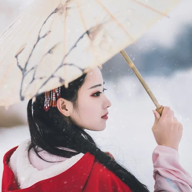 初雪紅披風帶傘女生頭像，唯美古風真人頭像