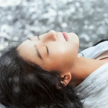 雪地霸氣喝酒女生頭像，唯美古風真人頭像