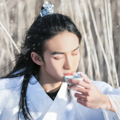 雪飄帶折扇白衣男生頭像，唯美古風(fēng)真人頭像