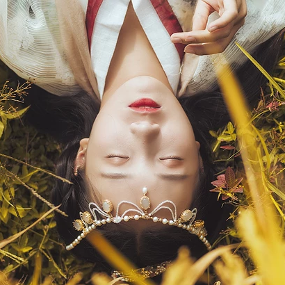 稻田飄香帶傘女生頭像，唯美古風真人頭像
