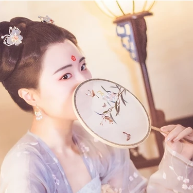 燈下帶團(tuán)扇女生頭像，唯美古風(fēng)真人頭像