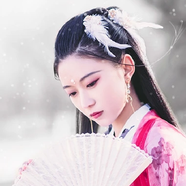雪仙子紅衣帶折扇女生頭像，唯美古風真人頭像