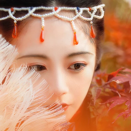 紅葉映霞女生頭像，唯美古風(fēng)真人頭像