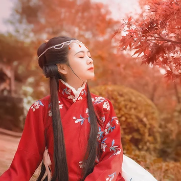 紅葉映霞女生頭像，唯美古風(fēng)真人頭像