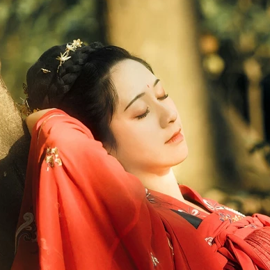 彼岸花團(tuán)扇紅妝紅衣頭像，唯美古風(fēng)真人頭像