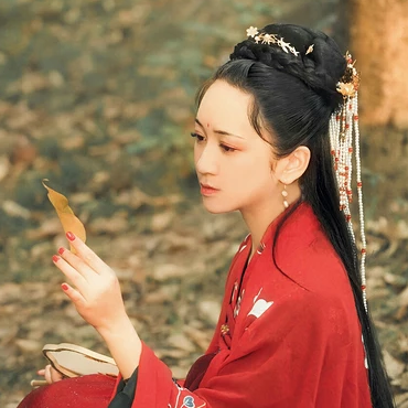 彼岸花團(tuán)扇紅妝紅衣頭像，唯美古風(fēng)真人頭像