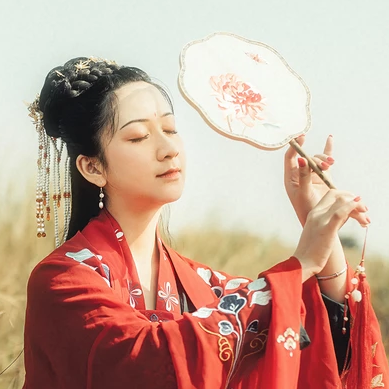彼岸花團(tuán)扇紅妝紅衣頭像，唯美古風(fēng)真人頭像