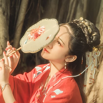 彼岸花團扇紅妝紅衣頭像，唯美古風真人頭像