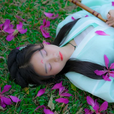 落花無情帶傘女生頭像，唯美古風真人頭像