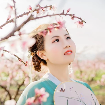 桃花樹下帶團扇女生頭像，唯美古風真人頭像