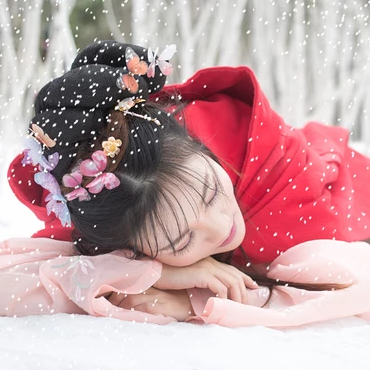雪景帶傘紅衣女生頭像，唯美古風真人頭像