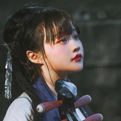 文藝帶樂器女生頭像，唯美古風真人頭像