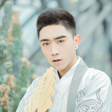 文藝男生帶折扇頭像，唯美古風(fēng)真人頭像
