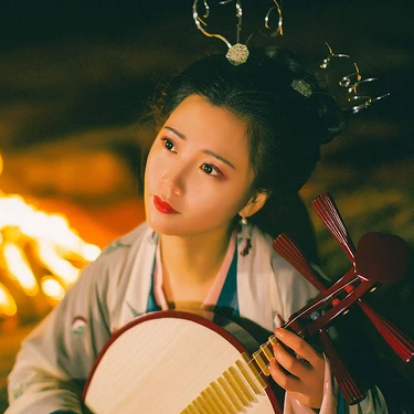 夜晚彈琵琶女生頭像，唯美古風(fēng)真人頭像
