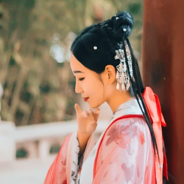 紅紗帶折扇女文藝生頭像，唯美古風(fēng)真人頭像