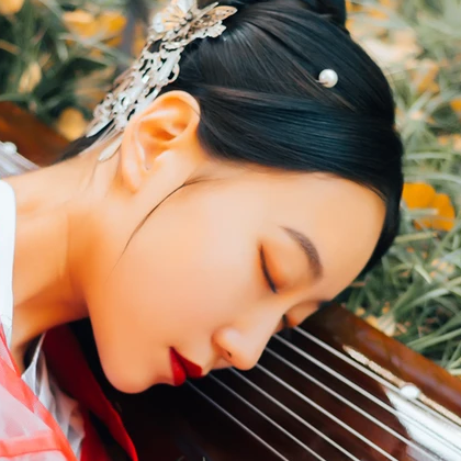 紅紗帶折扇女文藝生頭像，唯美古風(fēng)真人頭像