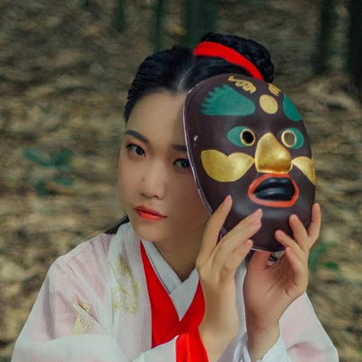 紅衣帶面具扇女生頭像，唯美古風(fēng)真人頭像