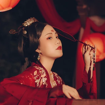 紅衣帶團扇女生頭像，唯美古風(fēng)真人頭像