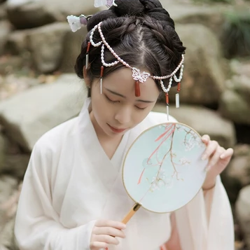 楓葉帶團扇女生頭像，唯美古風真人頭像