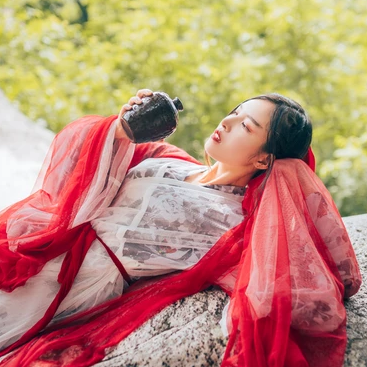 紅衣喝酒女生頭像，唯美古風(fēng)真人頭像