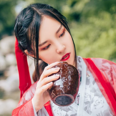紅衣喝酒女生頭像，唯美古風(fēng)真人頭像