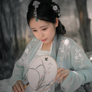 淡雅帶傘團(tuán)扇女生頭像，唯美古風(fēng)真人頭像