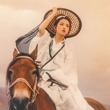 瀟灑騎馬女生頭像，唯美古風(fēng)真人頭像