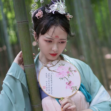 嬌艷帶團扇女生頭像，唯美古風(fēng)真人頭像