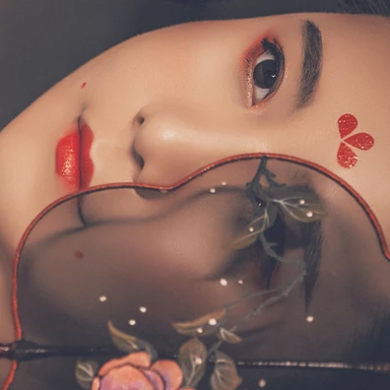 嬌艷帶團扇紅衣女生頭像，唯美古風真人頭像