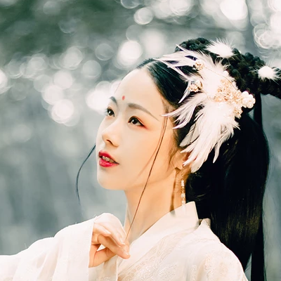 羽毛下雪白衣女生頭像，唯美古風(fēng)真人頭像