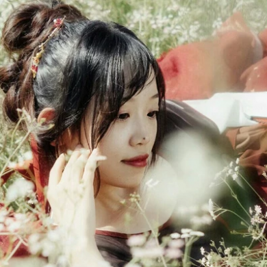 花叢中帶折扇女生頭像，唯美古風真人頭像
