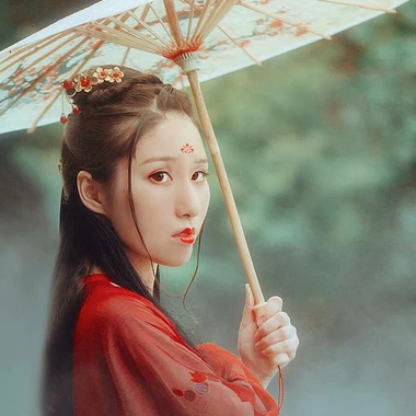 相思紅衣帶傘女生頭像，唯美古風(fēng)真人頭像