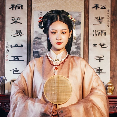 優(yōu)雅復(fù)古帶團(tuán)扇女子頭像，唯美古風(fēng)真人頭像