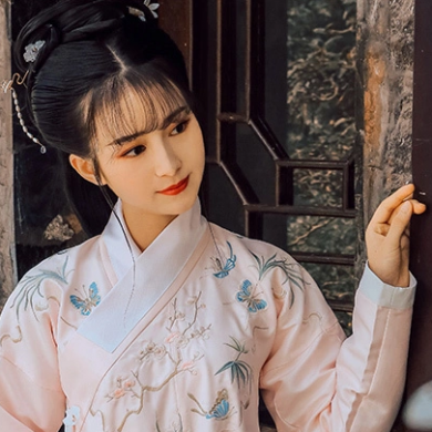 漢服帶團(tuán)扇女生頭像，唯美古風(fēng)真人頭像