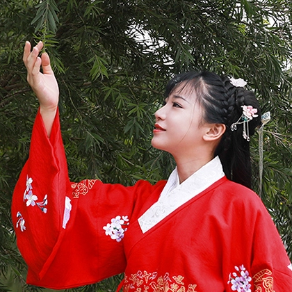 鮮艷紅衣女生頭像，唯美古風(fēng)真人頭像