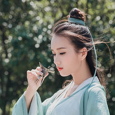 素衣女生喝酒頭像，唯美古風真人頭像