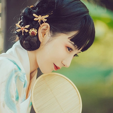 俏皮可愛帶團扇女生頭像，唯美古風真人頭像