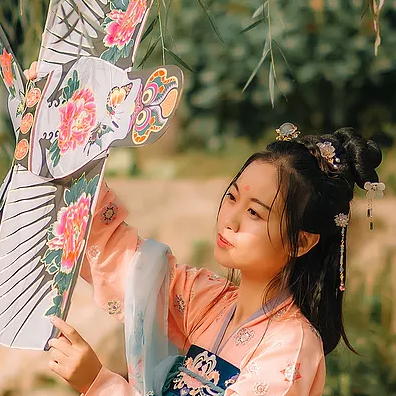 柳葉下放風箏女生頭像，唯美古風真人頭像