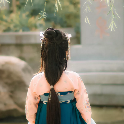 柳葉下放風箏女生頭像，唯美古風真人頭像