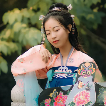 柳葉下放風箏女生頭像，唯美古風真人頭像