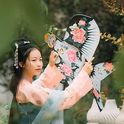 柳葉下放風箏女生頭像，唯美古風真人頭像