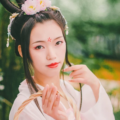 嬌艷花朵粉裙頭像，唯美古風(fēng)女子頭像